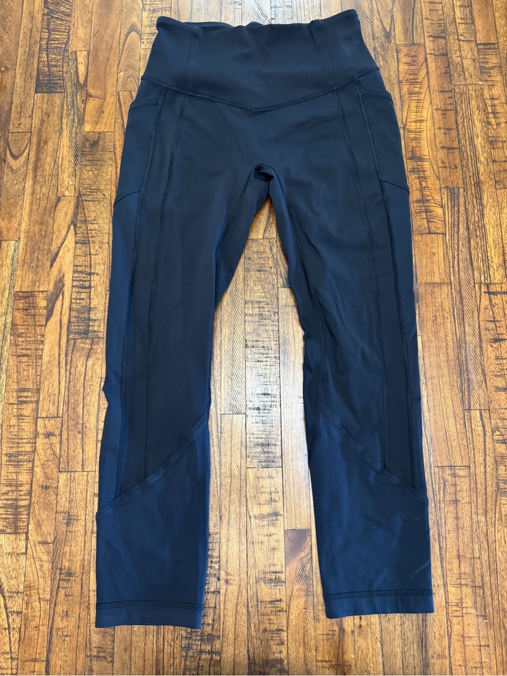 Lululemon Black Leggings No Front Seam with side pockets Size 6